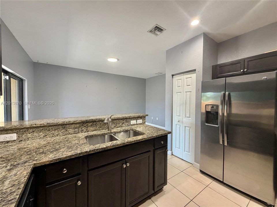 Activo con contrato: $350,000 (3 camas, 2 baños, 1432 Pies cuadrados)