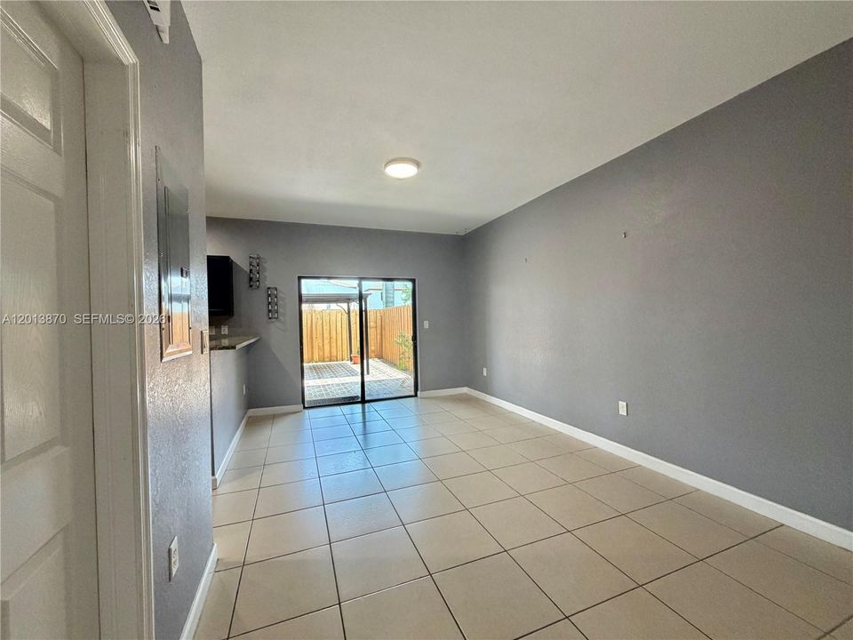 Activo con contrato: $350,000 (3 camas, 2 baños, 1432 Pies cuadrados)