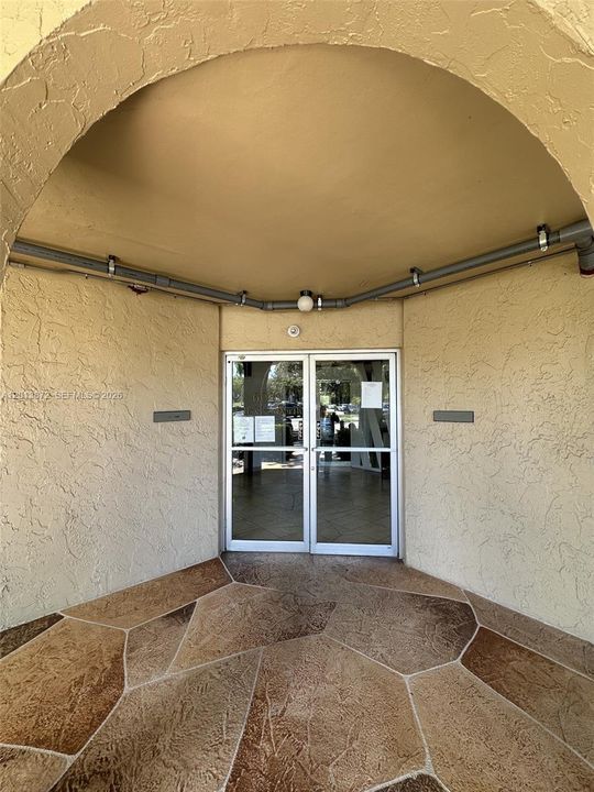 For Sale: $99,000 (1 beds, 1 baths, 870 Square Feet)