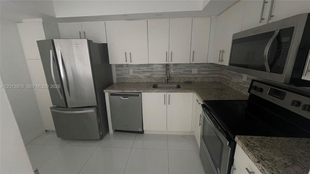 Под контрактом: $3,900 (2 спален, 2 ванн, 1268 Квадратных фут)