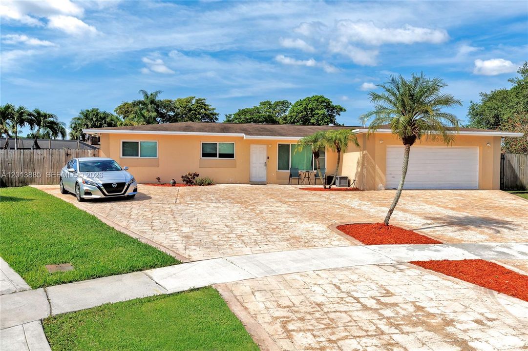 На продажу: $875,000 (5 спален, 3 ванн, 1990 Квадратных фут)