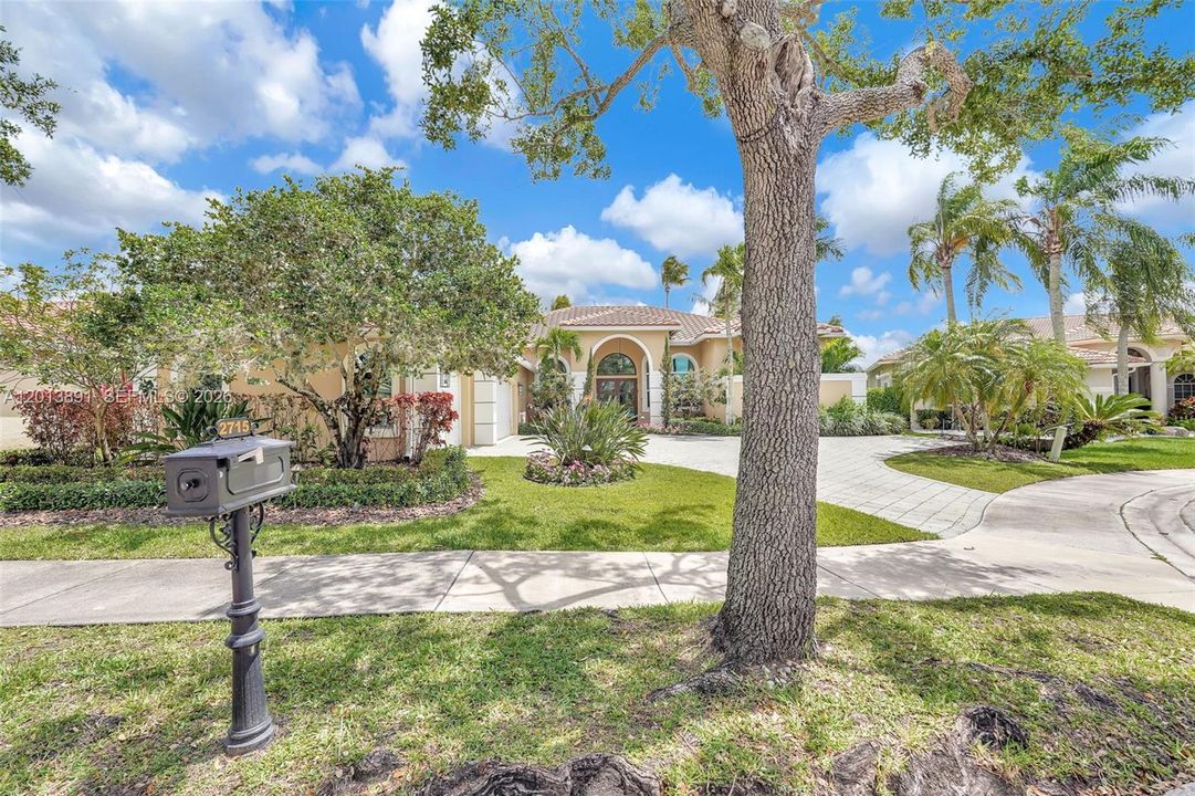 For Sale: $1,950,000 (5 beds, 3 baths, 2870 Square Feet)