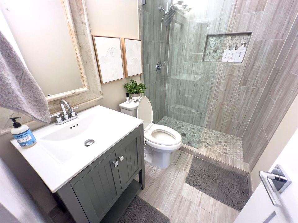 499-Hall Bath