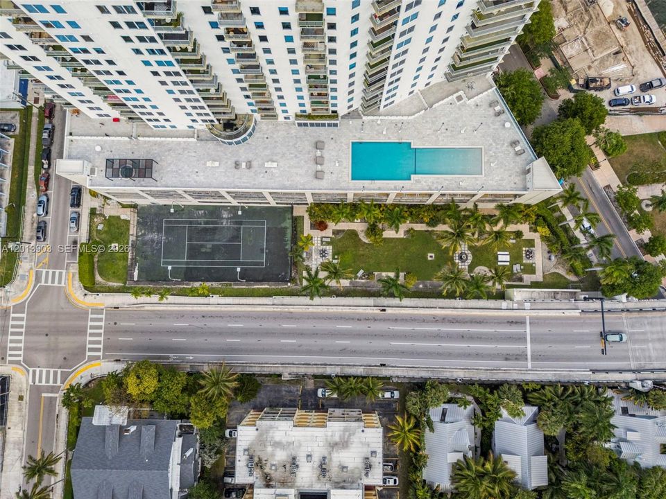 For Sale: $385,000 (2 beds, 2 baths, 1009 Square Feet)