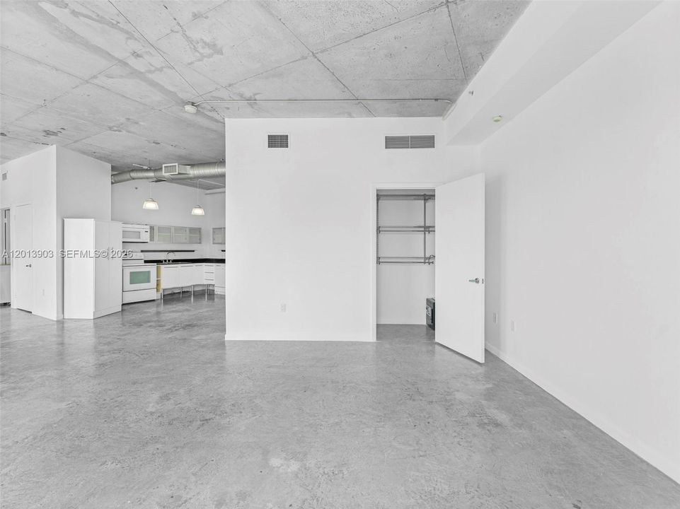 For Sale: $385,000 (2 beds, 2 baths, 1009 Square Feet)