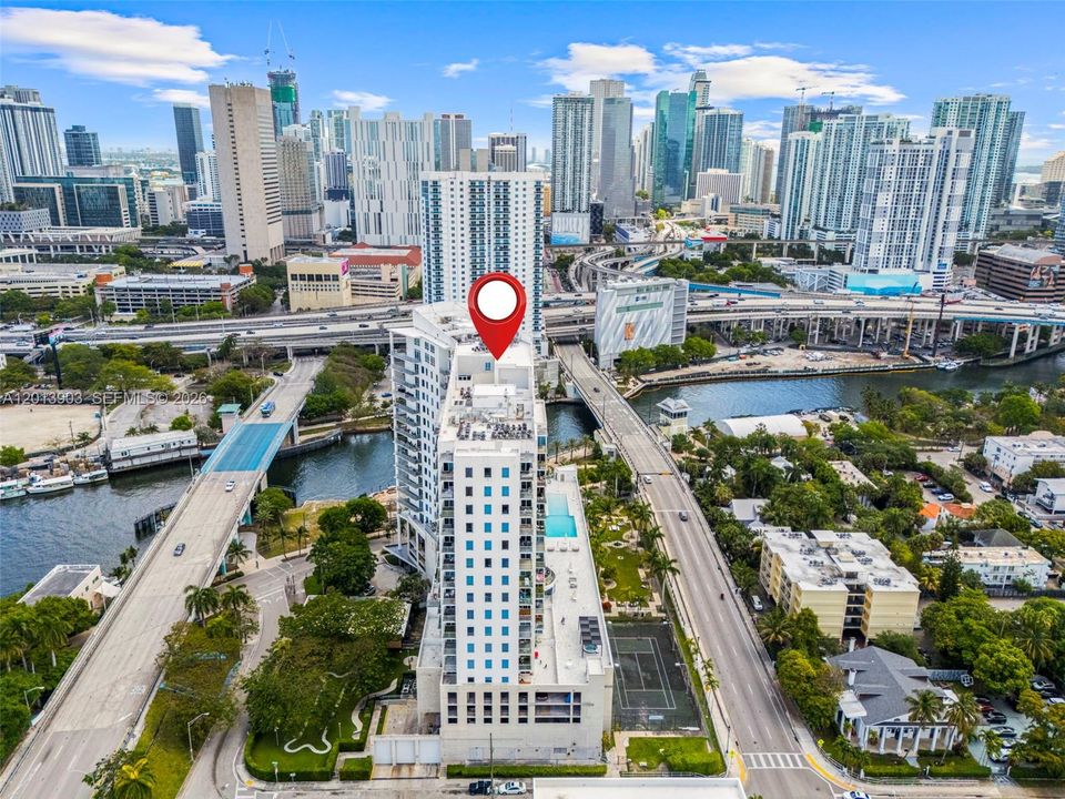 For Sale: $385,000 (2 beds, 2 baths, 1009 Square Feet)