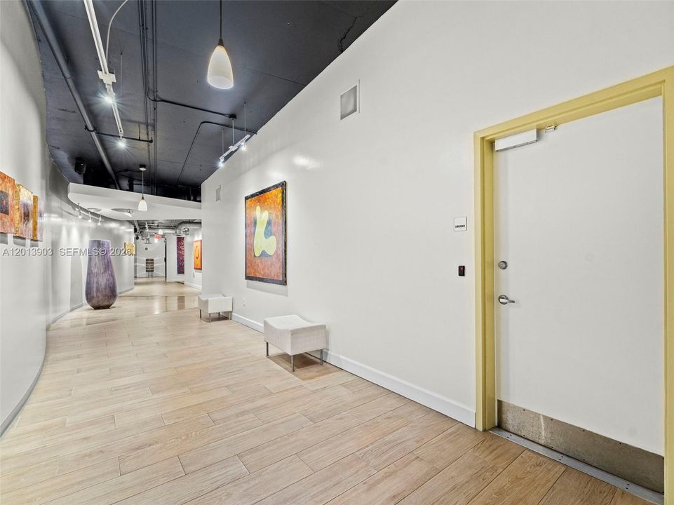 For Sale: $385,000 (2 beds, 2 baths, 1009 Square Feet)