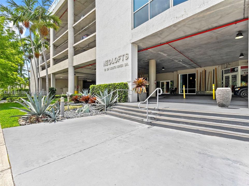 For Sale: $385,000 (2 beds, 2 baths, 1009 Square Feet)