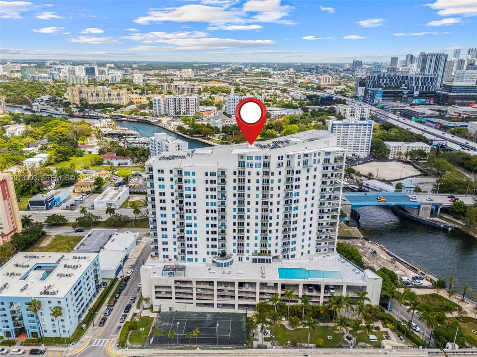 For Sale: $385,000 (2 beds, 2 baths, 1009 Square Feet)