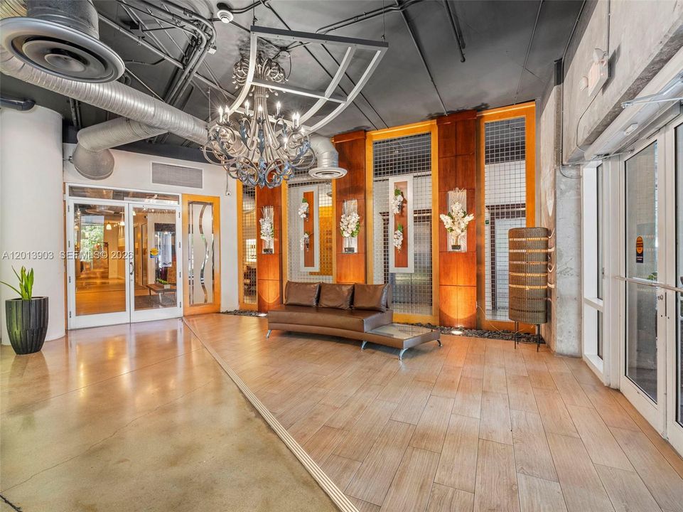 For Sale: $385,000 (2 beds, 2 baths, 1009 Square Feet)