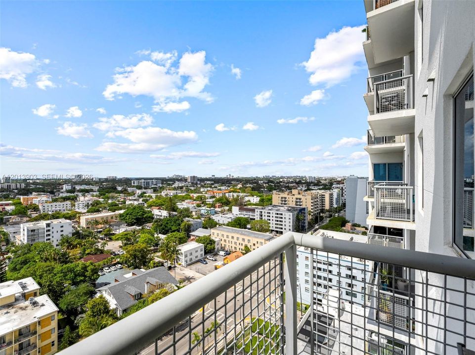 For Sale: $385,000 (2 beds, 2 baths, 1009 Square Feet)