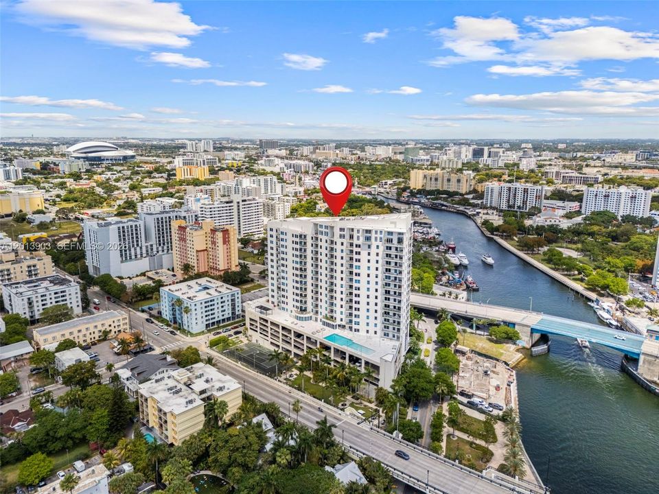 For Sale: $385,000 (2 beds, 2 baths, 1009 Square Feet)