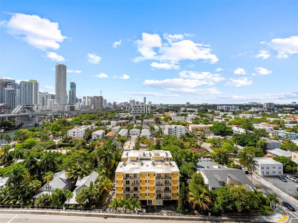 For Sale: $385,000 (2 beds, 2 baths, 1009 Square Feet)