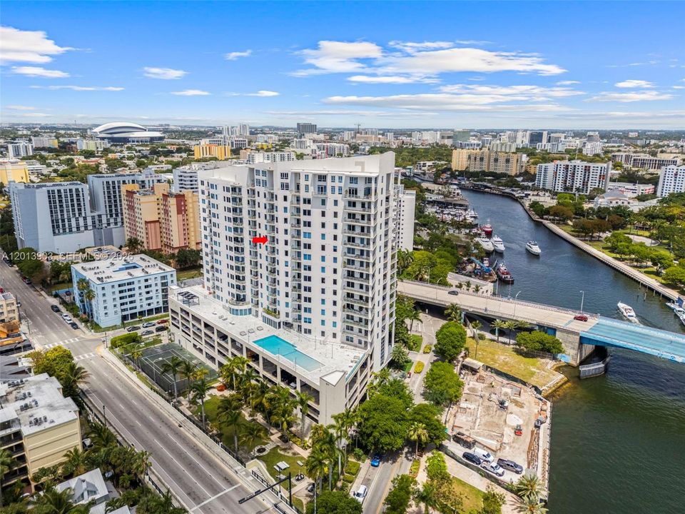 For Sale: $385,000 (2 beds, 2 baths, 1009 Square Feet)