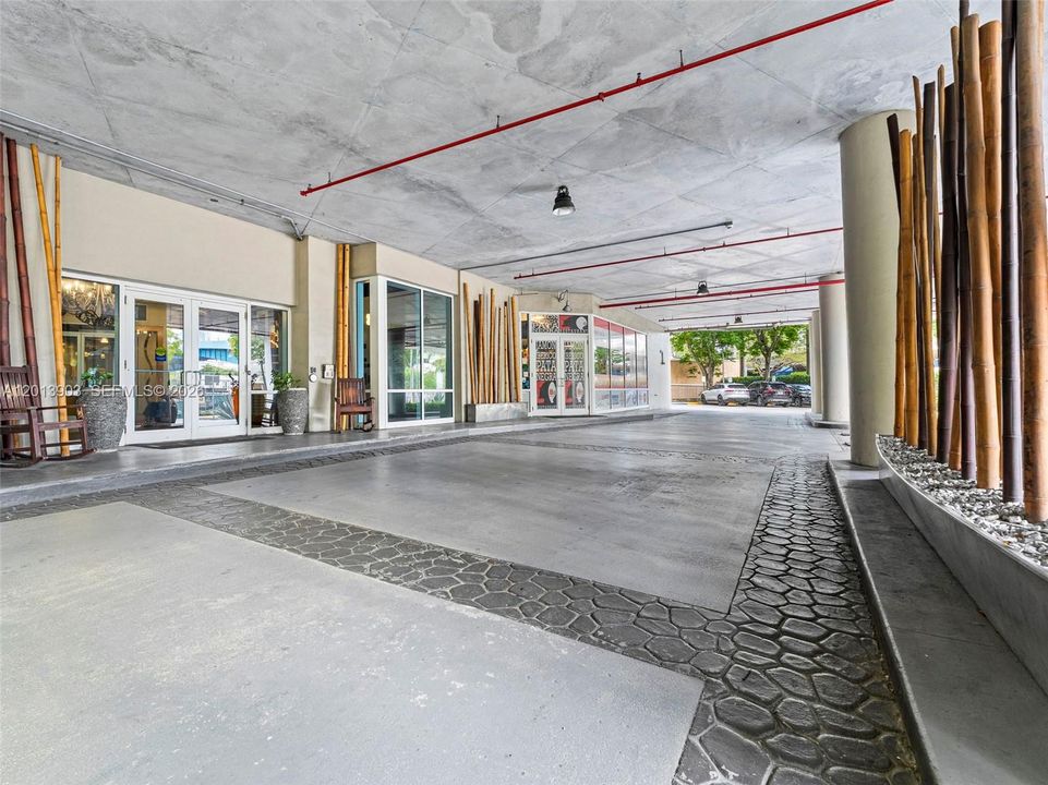 For Sale: $385,000 (2 beds, 2 baths, 1009 Square Feet)