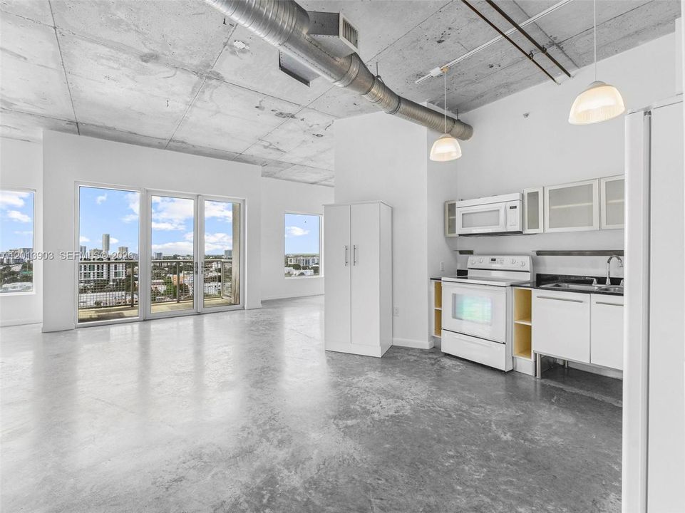 For Sale: $385,000 (2 beds, 2 baths, 1009 Square Feet)