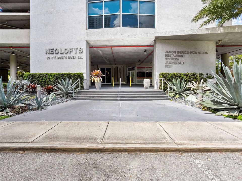 For Sale: $385,000 (2 beds, 2 baths, 1009 Square Feet)