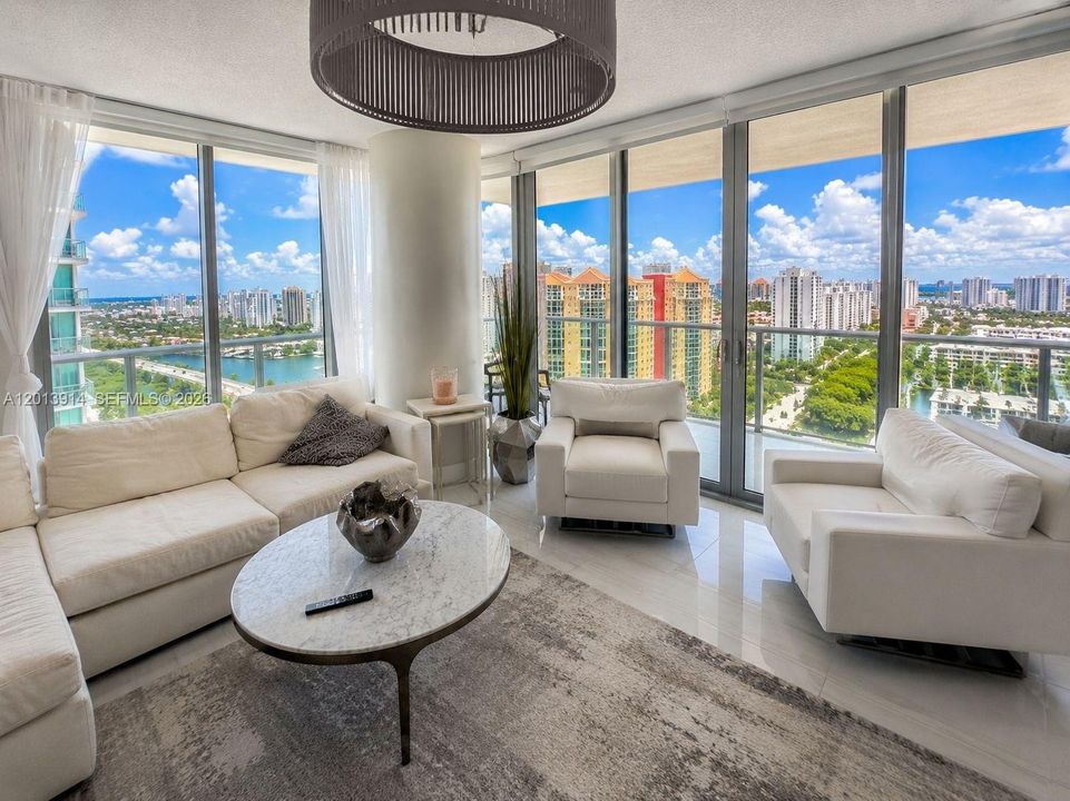 Activo con contrato: $8,250 (3 camas, 3 baños, 1892 Pies cuadrados)