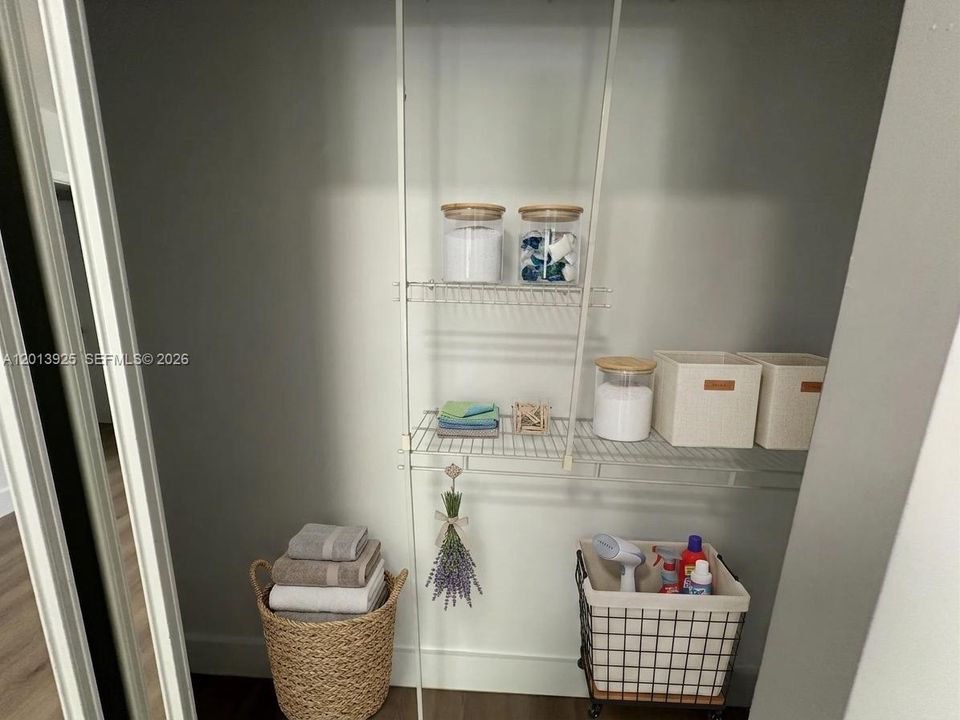 For Sale: $290,000 (1 beds, 1 baths, 723 Square Feet)