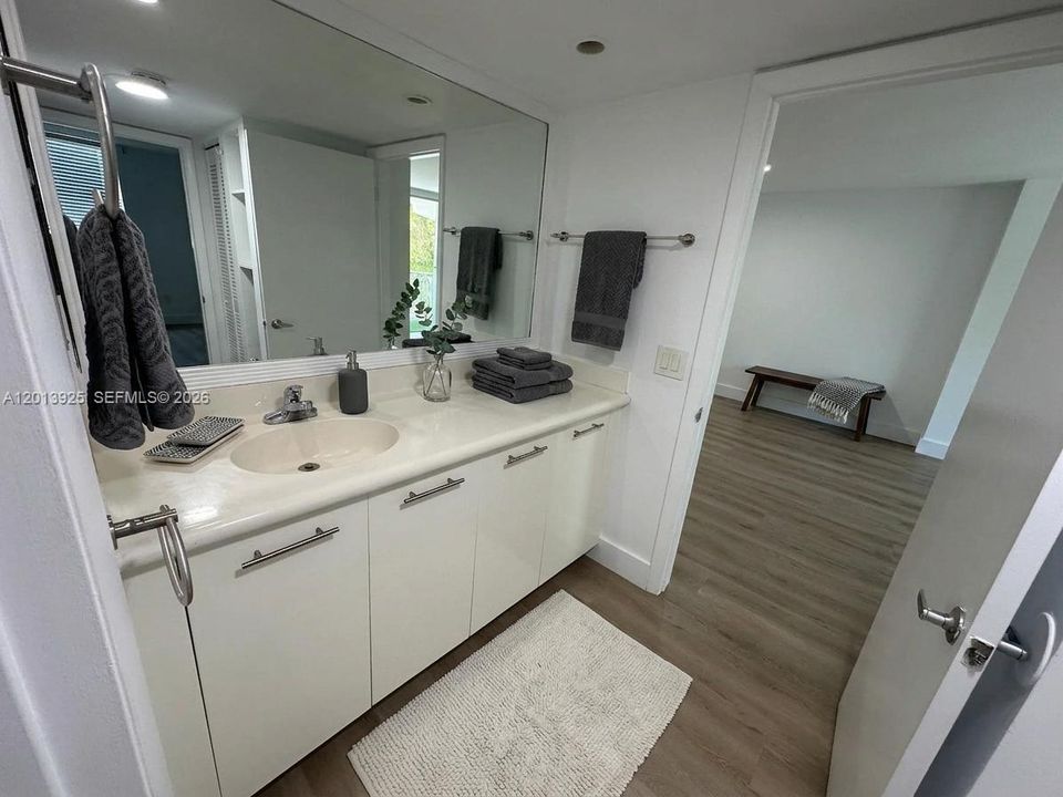 For Sale: $290,000 (1 beds, 1 baths, 723 Square Feet)