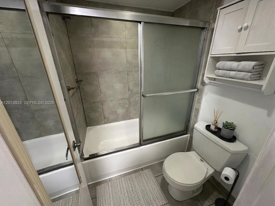 For Sale: $290,000 (1 beds, 1 baths, 723 Square Feet)