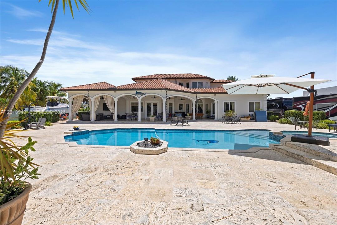 En Venta: $3,299,999 (5 camas, 4 baños, 4463 Pies cuadrados)