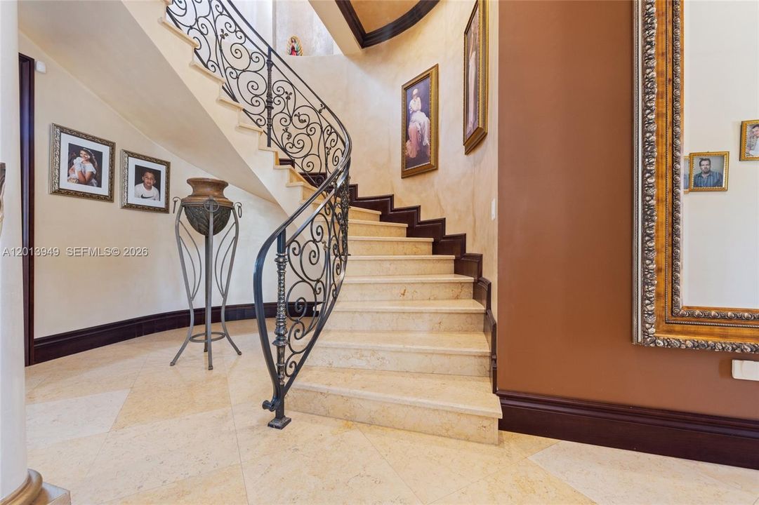 En Venta: $3,299,999 (5 camas, 4 baños, 4463 Pies cuadrados)