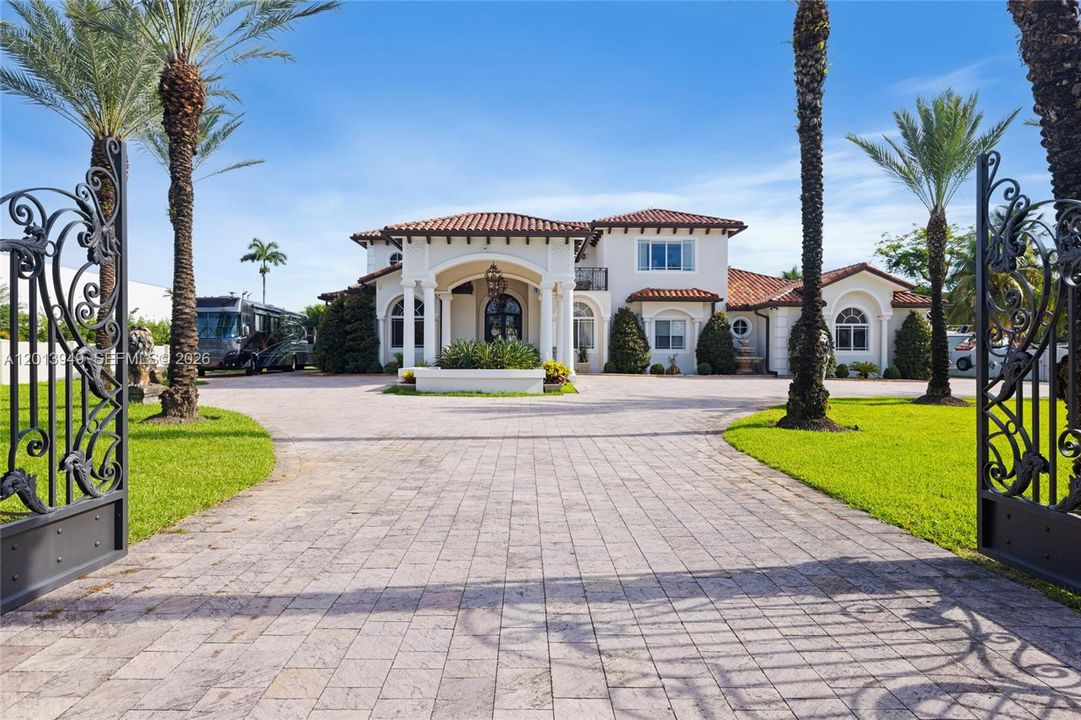 En Venta: $3,299,999 (5 camas, 4 baños, 4463 Pies cuadrados)