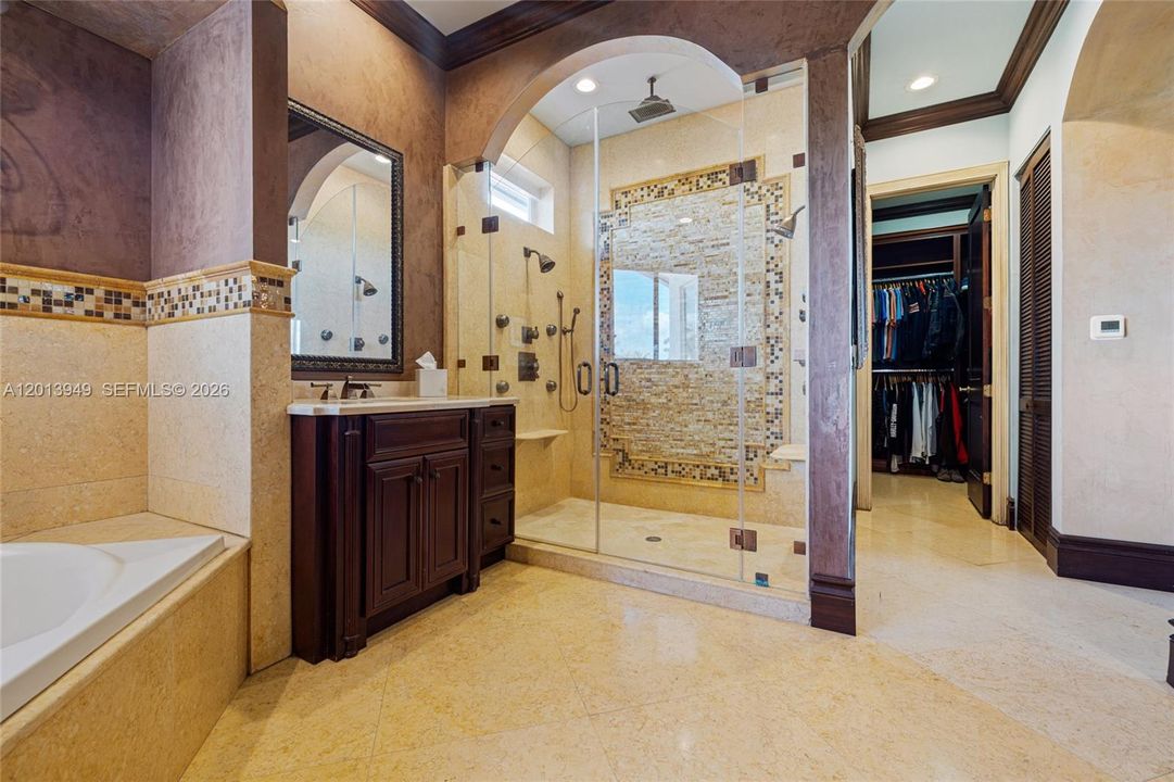 En Venta: $3,299,999 (5 camas, 4 baños, 4463 Pies cuadrados)
