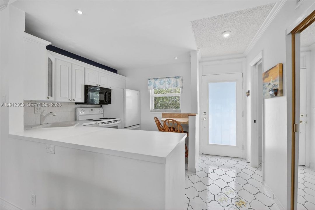 For Sale: $94,500 (1 beds, 1 baths, 768 Square Feet)