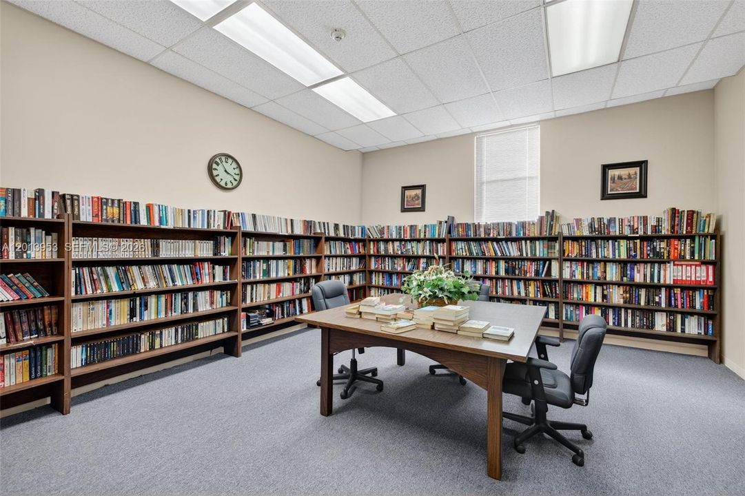For Sale: $94,500 (1 beds, 1 baths, 768 Square Feet)