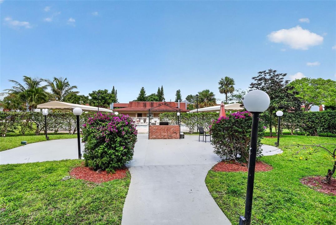 For Sale: $94,500 (1 beds, 1 baths, 768 Square Feet)