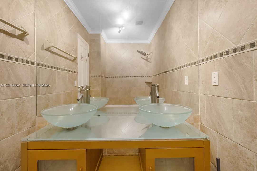 For Sale: $279,900 (2 beds, 1 baths, 1110 Square Feet)