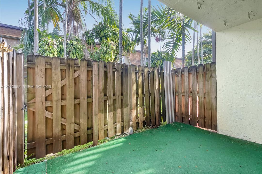 For Sale: $279,900 (2 beds, 1 baths, 1110 Square Feet)