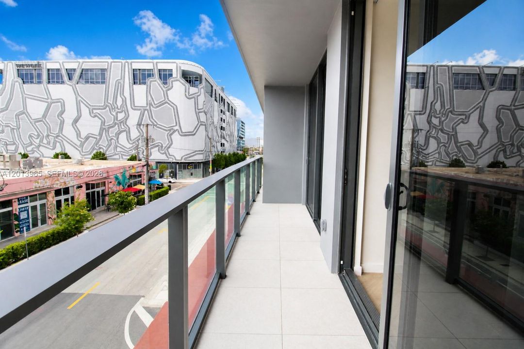 For Sale: $725,000 (1 beds, 1 baths, 720 Square Feet)