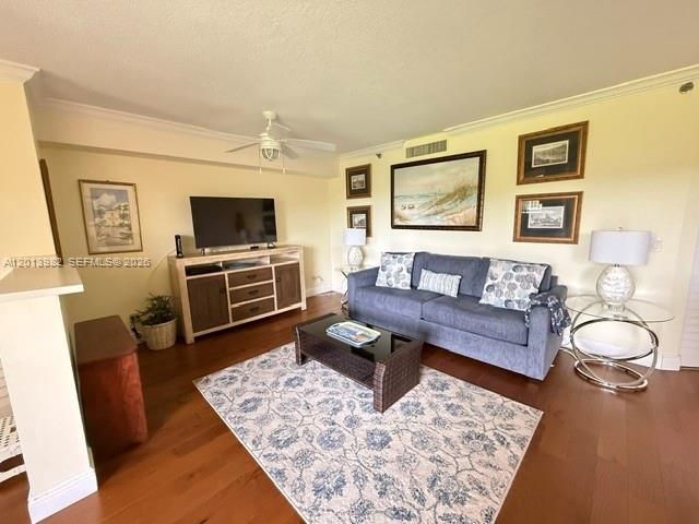 For Sale: $425,000 (1 beds, 1 baths, 900 Square Feet)