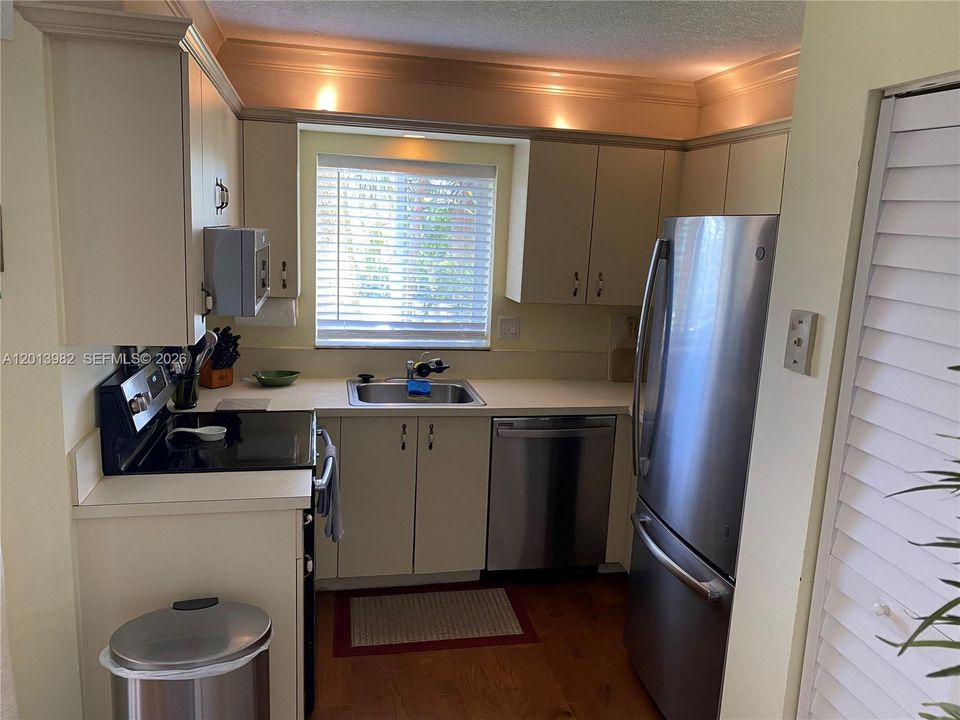 For Sale: $425,000 (1 beds, 1 baths, 900 Square Feet)