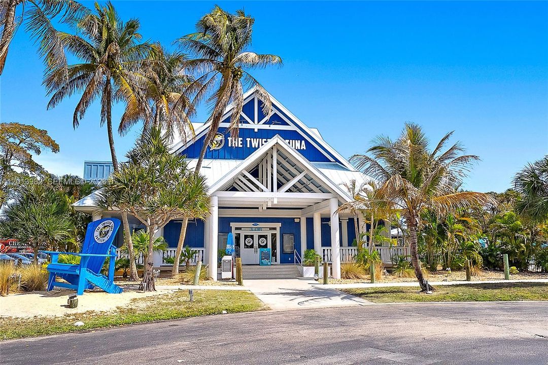 For Sale: $425,000 (1 beds, 1 baths, 900 Square Feet)
