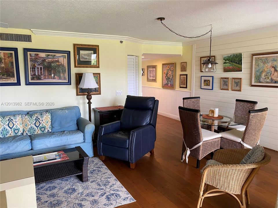 For Sale: $425,000 (1 beds, 1 baths, 900 Square Feet)
