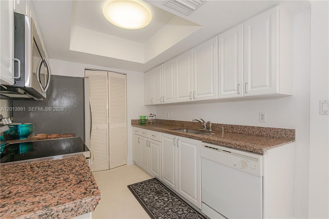 For Sale: $790,000 (1 beds, 1 baths, 740 Square Feet)