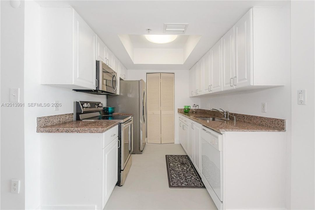 For Sale: $790,000 (1 beds, 1 baths, 740 Square Feet)