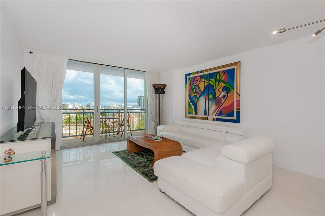 For Sale: $790,000 (1 beds, 1 baths, 740 Square Feet)