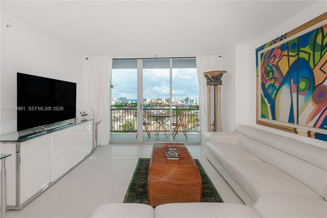 For Sale: $790,000 (1 beds, 1 baths, 740 Square Feet)
