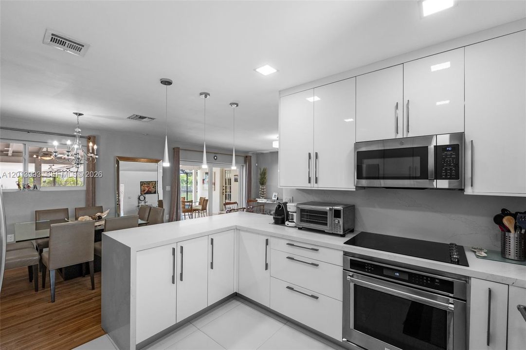 En Venta: $1,299,000 (4 camas, 3 baños, 2081 Pies cuadrados)
