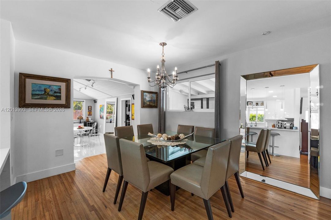 En Venta: $1,299,000 (4 camas, 3 baños, 2081 Pies cuadrados)