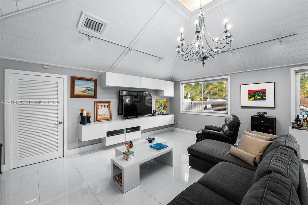 En Venta: $1,299,000 (4 camas, 3 baños, 2081 Pies cuadrados)