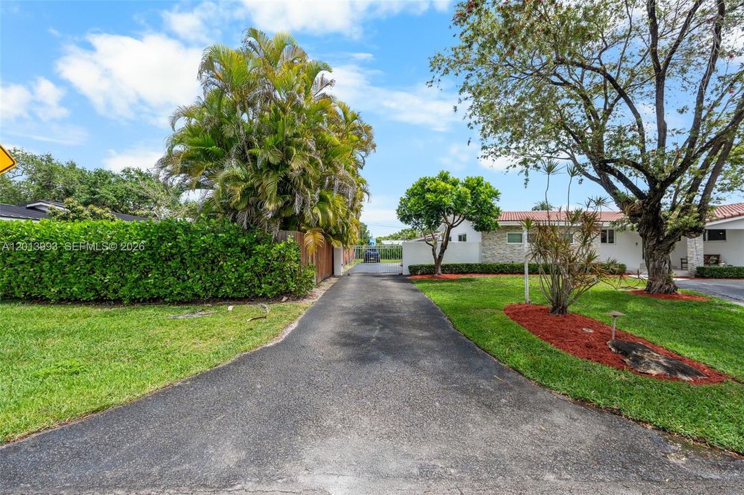 En Venta: $1,299,000 (4 camas, 3 baños, 2081 Pies cuadrados)