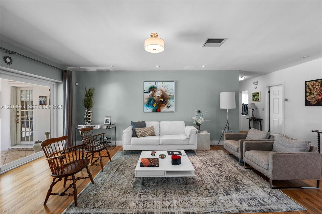 En Venta: $1,299,000 (4 camas, 3 baños, 2081 Pies cuadrados)