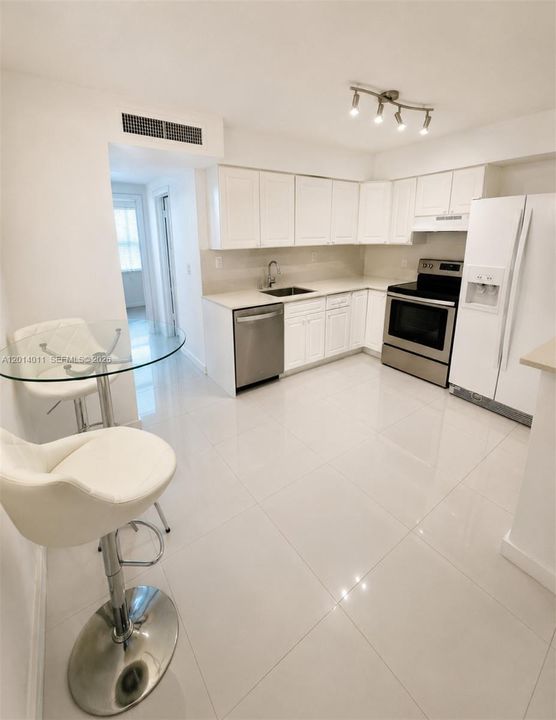 For Sale: $333,900 (1 beds, 1 baths, 810 Square Feet)