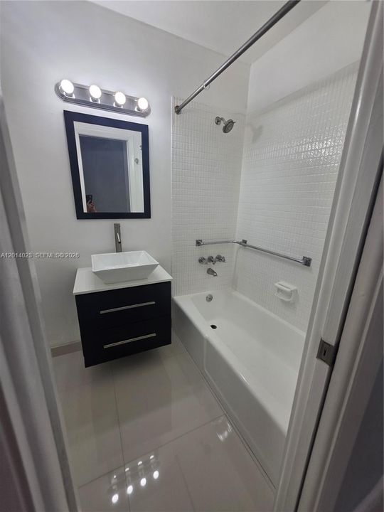 For Rent: $1,300 (1 beds, 1 baths, 407 Square Feet)